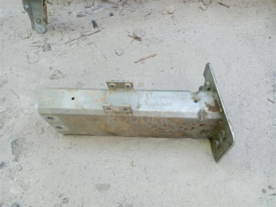 25981037 Кронштейн усилителя переднего бампера левый