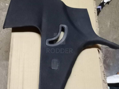 22953443 Обшивка стойки задней правой ЧЁРНЫЙ