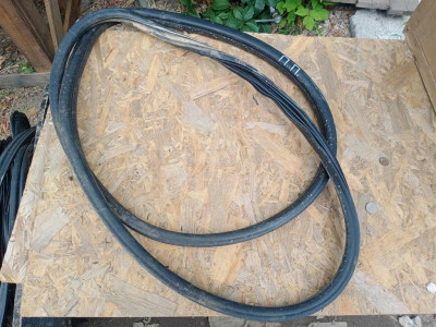 23124160 Уплотнитель двери передней правой