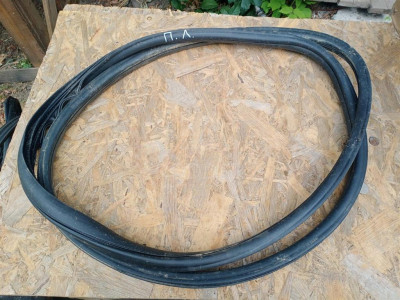 23124160 Уплотнитель двери передней левой