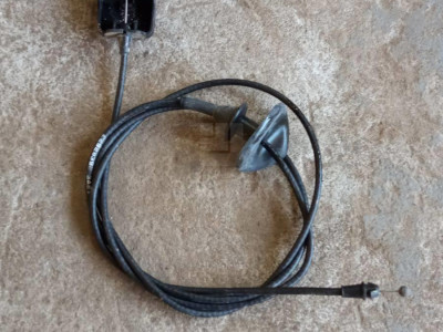 22928392  Трос открывания капота