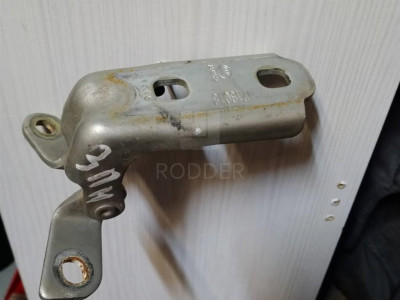 13501716 Петля двери задней правой нижняя