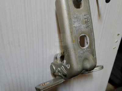 13501715 Петля двери задней левой нижняя