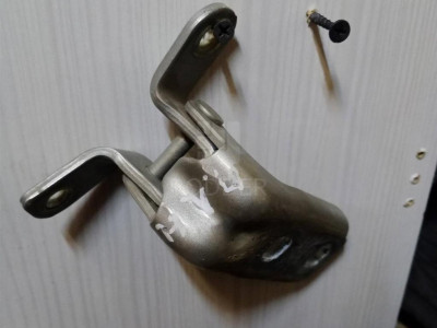 13501711 Петля двери передней левой нижняя