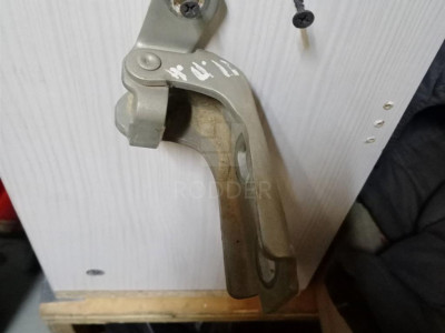 13501712 Петля двери передней правой нижняя