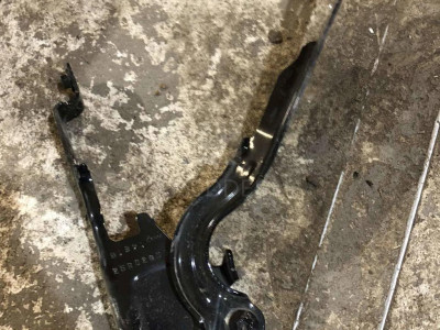 25802950 Петля капота правая