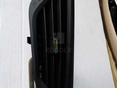 23346766 Дефлектор воздушный салона центральный правый