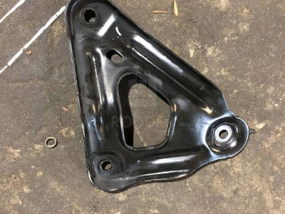 25893660 Кронштейн подрамника переднего левый