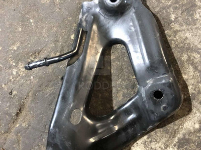 25893661 Кронштейн подрамника переднего правый