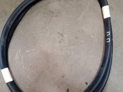 84258753 Уплотнитель проёма двери передней правой