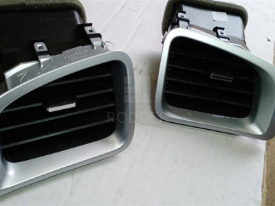 20862312  Дефлектор воздушный салона правый