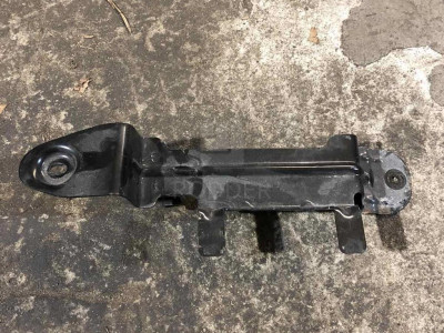 25793527 Прижимна планка АКБ